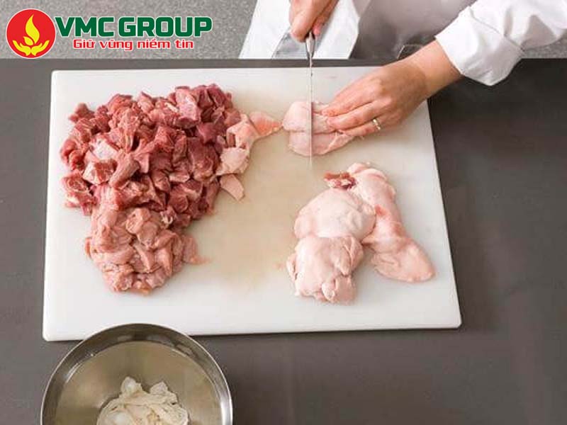 Sơ chế nguyên liệu làm xúc xích